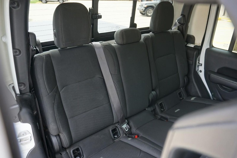 Jeep Gladiator Vehicle Full-screen Gallery Image 33