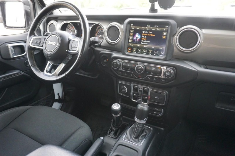 Jeep Gladiator Vehicle Full-screen Gallery Image 40