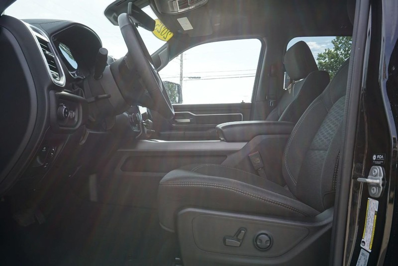 Ram 1500 Vehicle Full-screen Gallery Image 26