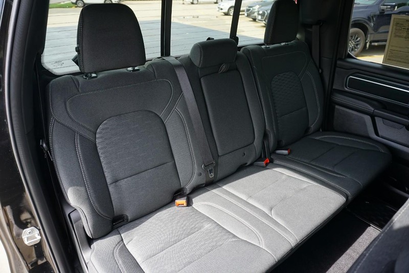 Ram 1500 Vehicle Full-screen Gallery Image 32