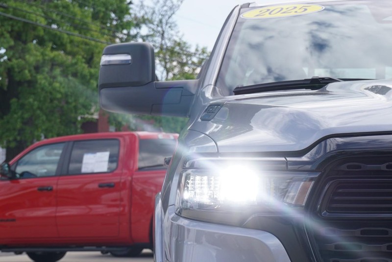 Ram 1500 Vehicle Full-screen Gallery Image 09
