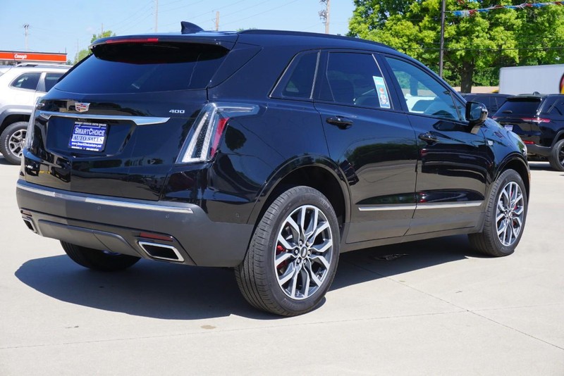 Cadillac XT5 Vehicle Full-screen Gallery Image 03