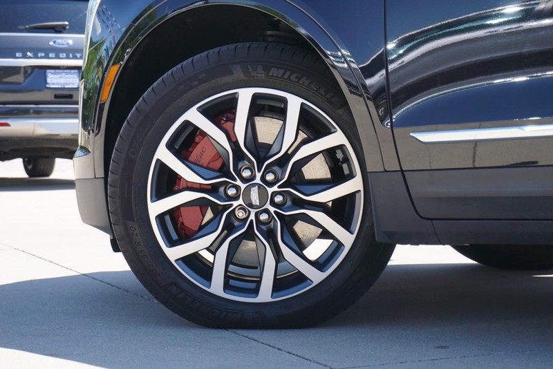 Cadillac XT5 Vehicle Full-screen Gallery Image 15