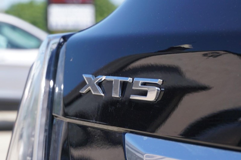 Cadillac XT5 Vehicle Full-screen Gallery Image 19
