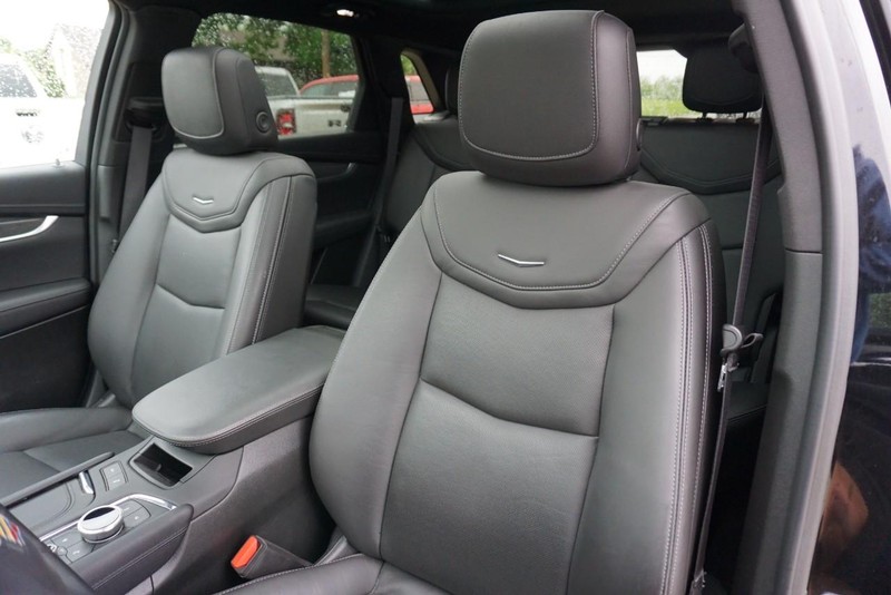 Cadillac XT5 Vehicle Full-screen Gallery Image 25