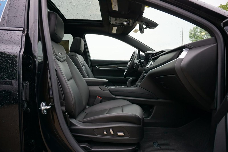 Cadillac XT5 Vehicle Full-screen Gallery Image 30