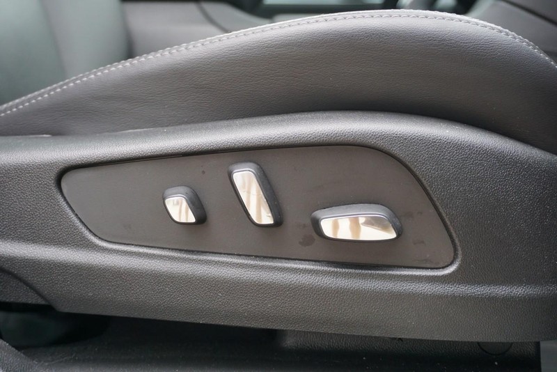 Cadillac XT5 Vehicle Full-screen Gallery Image 31