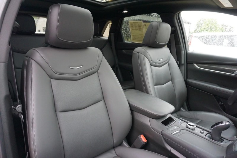 Cadillac XT5 Vehicle Full-screen Gallery Image 32