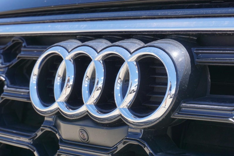 Audi Q5 Vehicle Full-screen Gallery Image 11