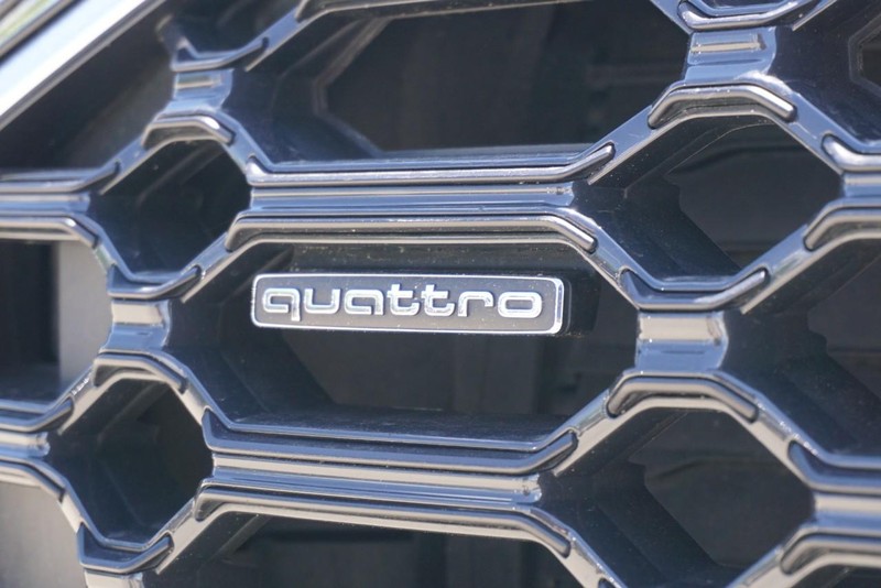 Audi Q5 Vehicle Full-screen Gallery Image 12