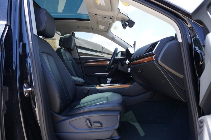 Audi Q5 Vehicle Full-screen Gallery Image 30