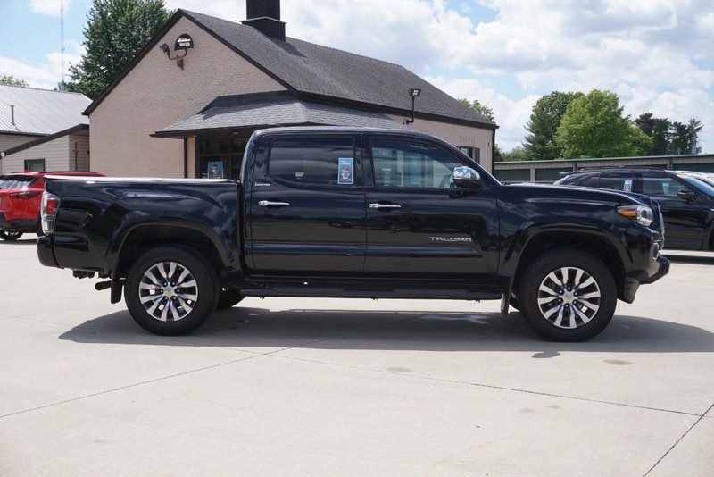 Toyota Tacoma 4WD Vehicle Full-screen Gallery Image 02