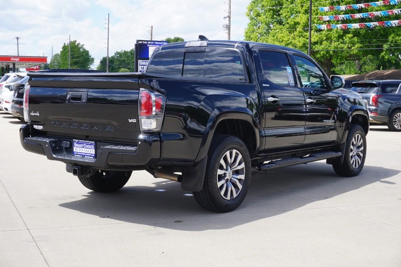 Toyota Tacoma 4WD Vehicle Full-screen Gallery Image 03