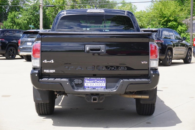 Toyota Tacoma 4WD Vehicle Full-screen Gallery Image 04