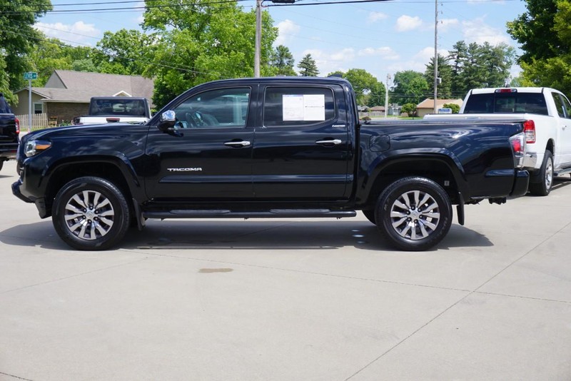 Toyota Tacoma 4WD Vehicle Full-screen Gallery Image 06