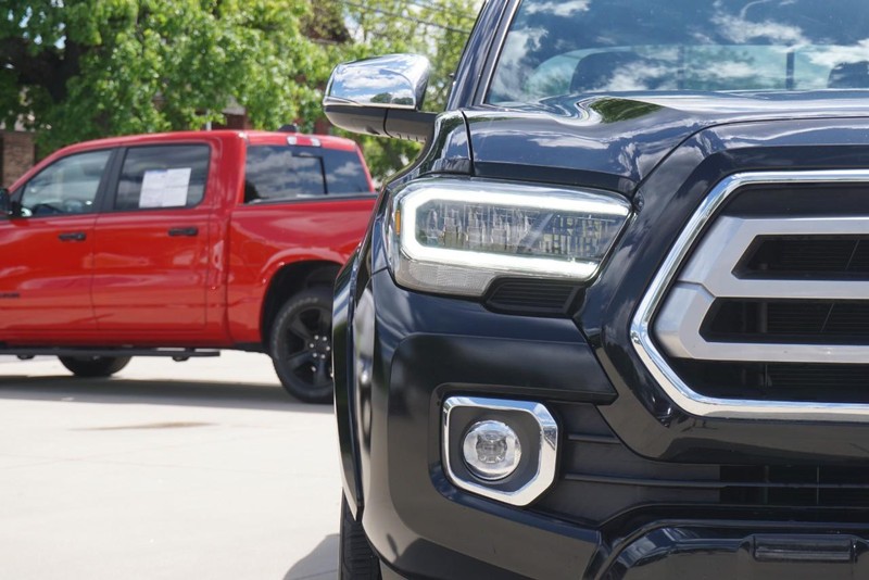 Toyota Tacoma 4WD Vehicle Full-screen Gallery Image 09