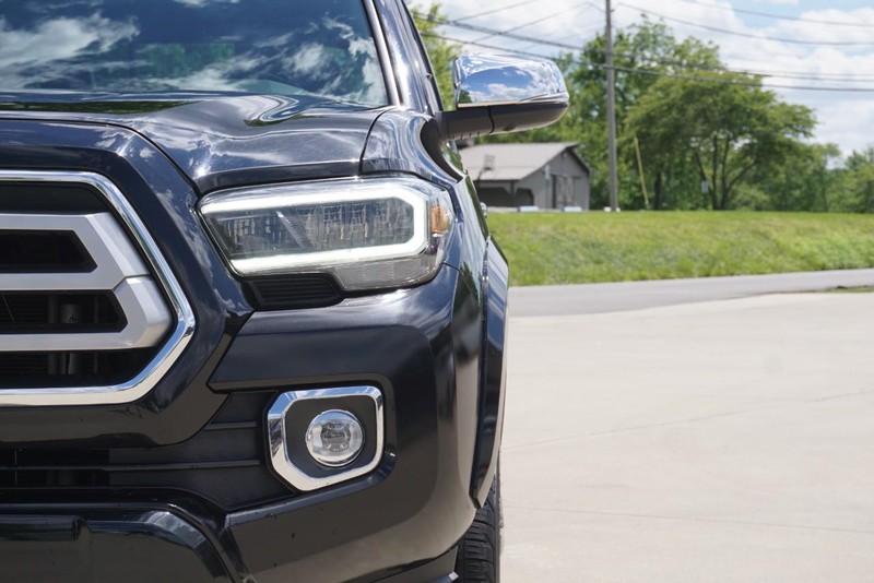 Toyota Tacoma 4WD Vehicle Full-screen Gallery Image 10