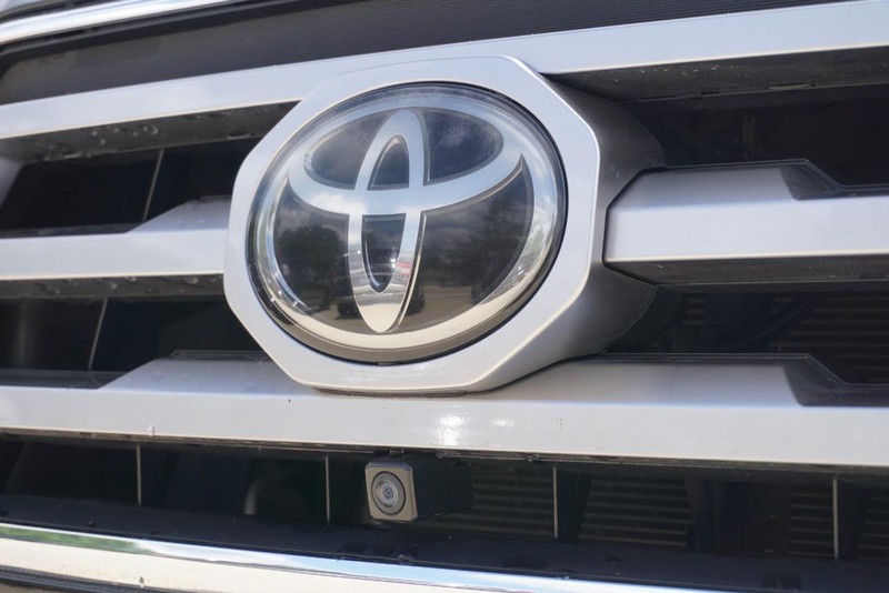 Toyota Tacoma 4WD Vehicle Full-screen Gallery Image 11