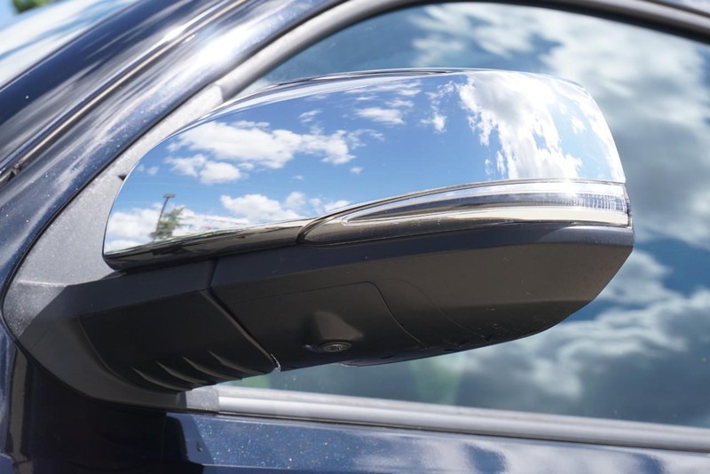 Toyota Tacoma 4WD Vehicle Full-screen Gallery Image 12