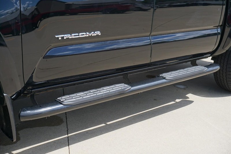 Toyota Tacoma 4WD Vehicle Full-screen Gallery Image 13