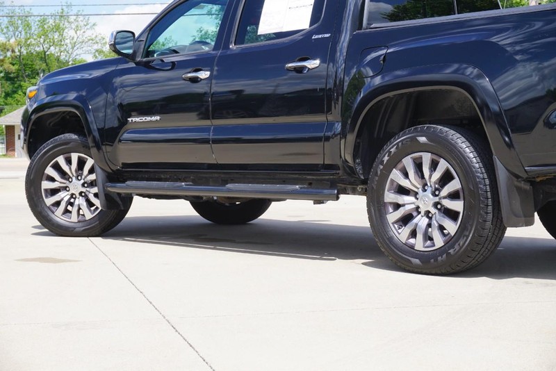 Toyota Tacoma 4WD Vehicle Full-screen Gallery Image 14