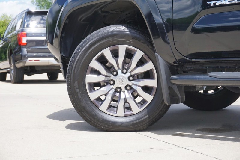 Toyota Tacoma 4WD Vehicle Full-screen Gallery Image 15