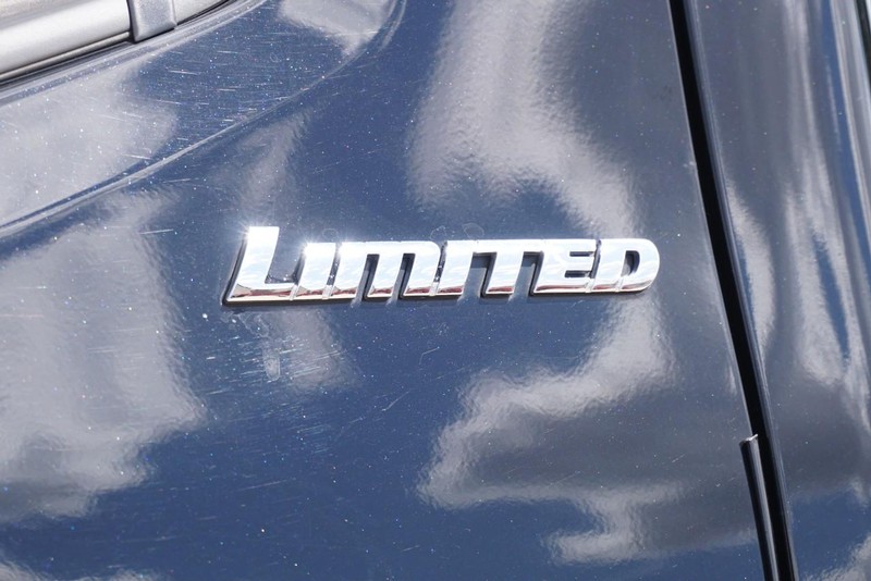 Toyota Tacoma 4WD Vehicle Full-screen Gallery Image 18