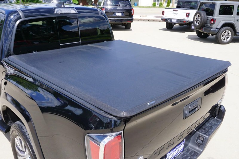 Toyota Tacoma 4WD Vehicle Full-screen Gallery Image 19