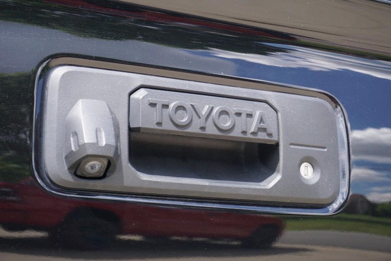 Toyota Tacoma 4WD Vehicle Full-screen Gallery Image 24