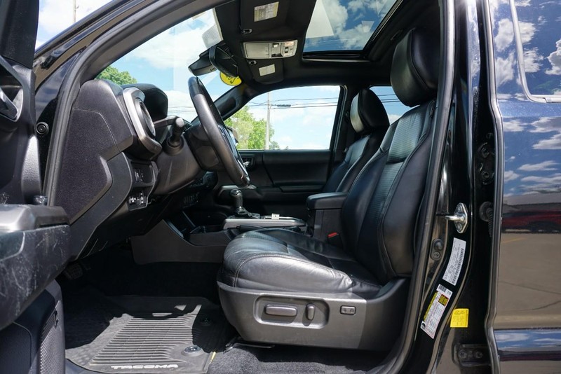 Toyota Tacoma 4WD Vehicle Full-screen Gallery Image 26