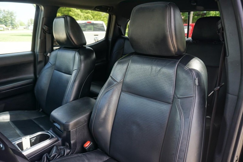 Toyota Tacoma 4WD Vehicle Full-screen Gallery Image 28