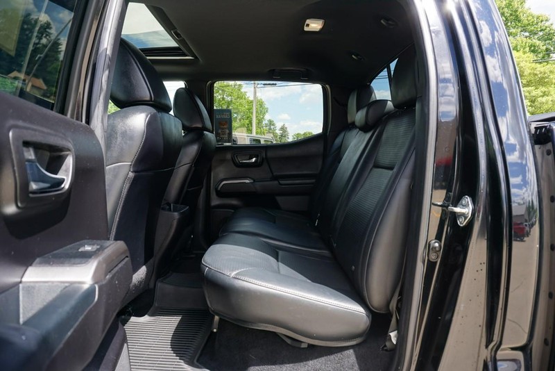 Toyota Tacoma 4WD Vehicle Full-screen Gallery Image 29