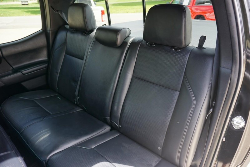 Toyota Tacoma 4WD Vehicle Full-screen Gallery Image 30