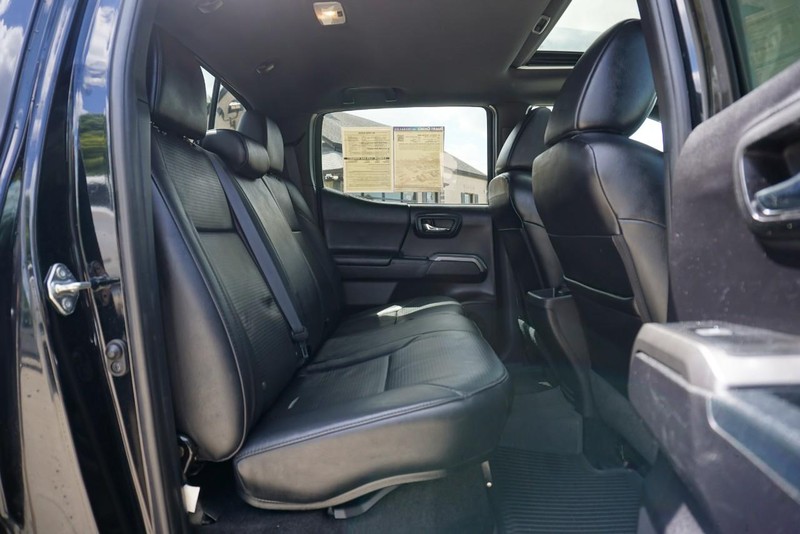 Toyota Tacoma 4WD Vehicle Full-screen Gallery Image 31