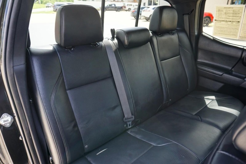 Toyota Tacoma 4WD Vehicle Full-screen Gallery Image 32