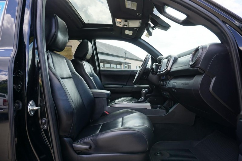 Toyota Tacoma 4WD Vehicle Full-screen Gallery Image 33