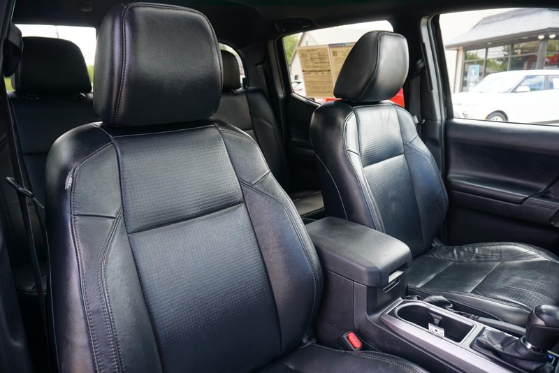 Toyota Tacoma 4WD Vehicle Full-screen Gallery Image 34
