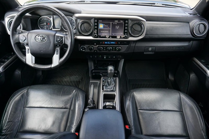Toyota Tacoma 4WD Vehicle Full-screen Gallery Image 35