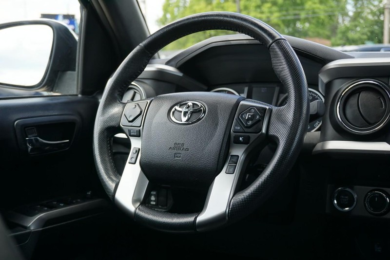 Toyota Tacoma 4WD Vehicle Full-screen Gallery Image 36