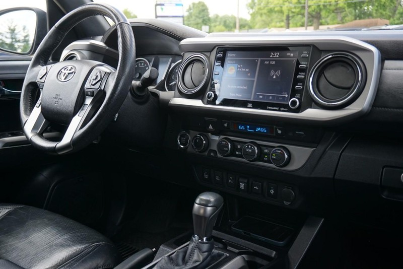 Toyota Tacoma 4WD Vehicle Full-screen Gallery Image 39