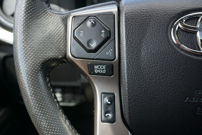 Toyota Tacoma 4WD Vehicle Full-screen Gallery Image 41
