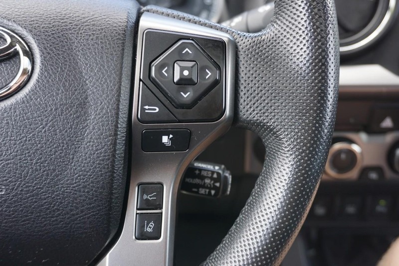 Toyota Tacoma 4WD Vehicle Full-screen Gallery Image 42
