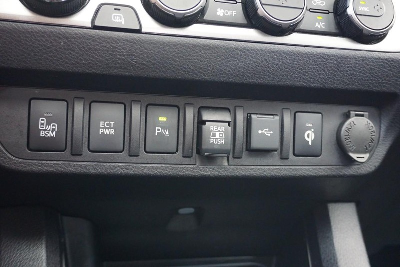 Toyota Tacoma 4WD Vehicle Full-screen Gallery Image 50