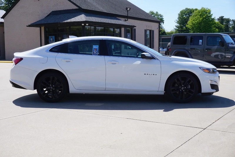Chevrolet Malibu Vehicle Full-screen Gallery Image 02