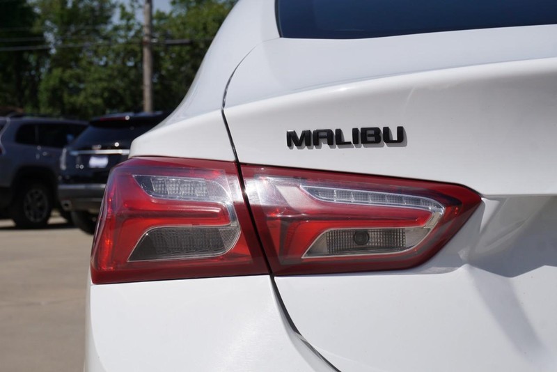 Chevrolet Malibu Vehicle Full-screen Gallery Image 15