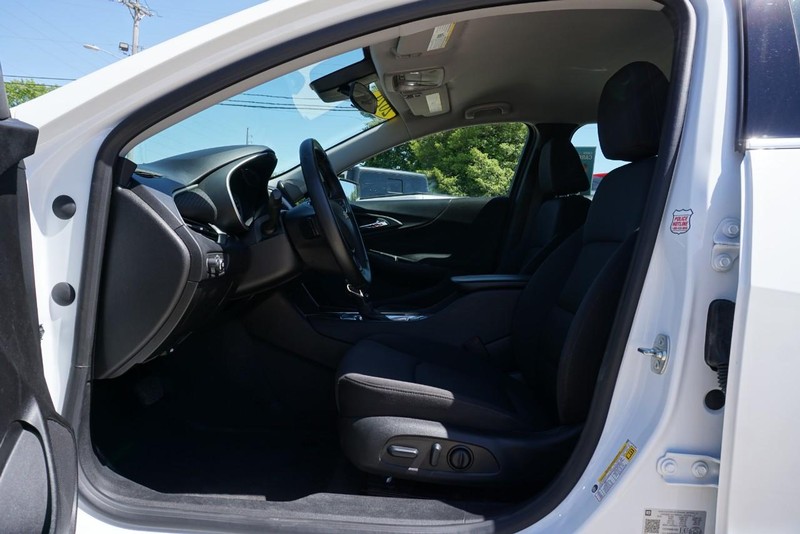 Chevrolet Malibu Vehicle Full-screen Gallery Image 19