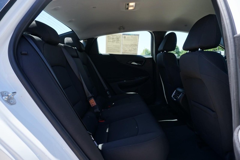 Chevrolet Malibu Vehicle Full-screen Gallery Image 24