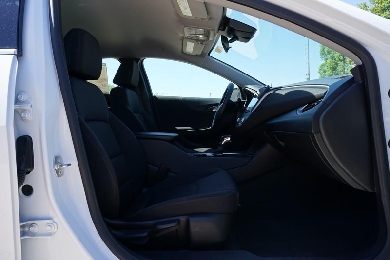 Chevrolet Malibu Vehicle Full-screen Gallery Image 26