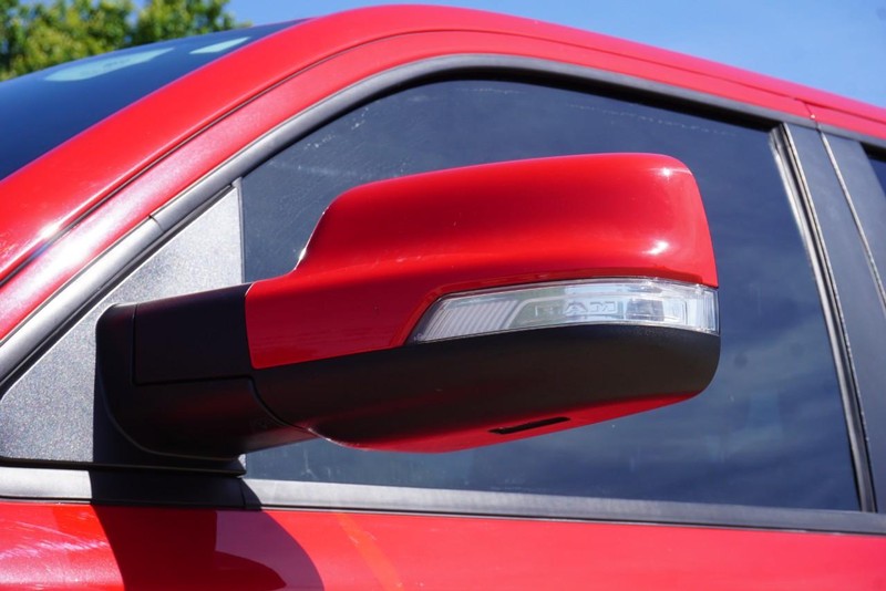 Ram 1500 Vehicle Full-screen Gallery Image 14
