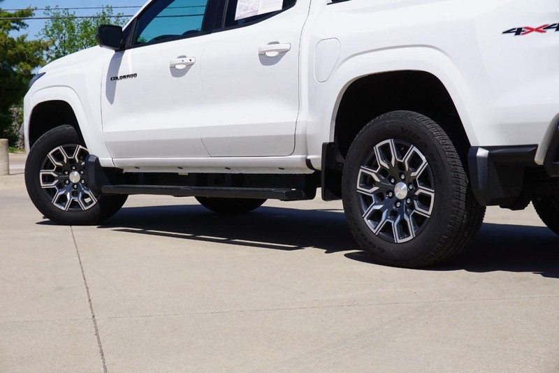Chevrolet Colorado Vehicle Full-screen Gallery Image 14